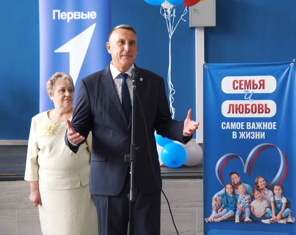 Александр Розбаум: Уважаемые Новгородцы!. . Сегодня во всех школах нашего города прозвенели первые звонки С утра заехал в школу № 16, которая открыла свои двери после капитального ремонта, проведённого в рамках... Александр Розбаум: Уважаемые Новгородцы!. . Сегодня во всех школах нашего города прозвенели первые звонки С утра заехал в школу № 16, которая открыла свои двери после капитального ремонта, проведённого в рамках...