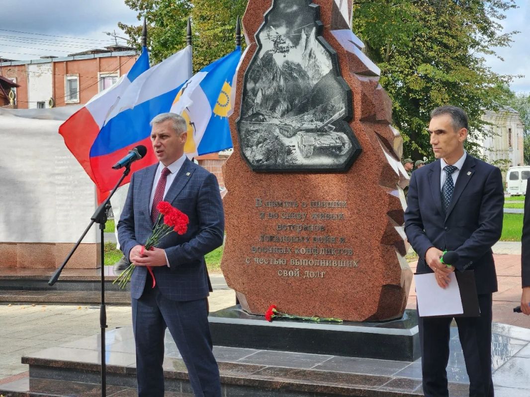 В Боровичах торжественно открыли обновлённый мемориал, посвящённый участникам локальных войн и специальной военной операции В Боровичах торжественно открыли обновлённый мемориал, посвящённый участникам локальных войн и специальной военной операции