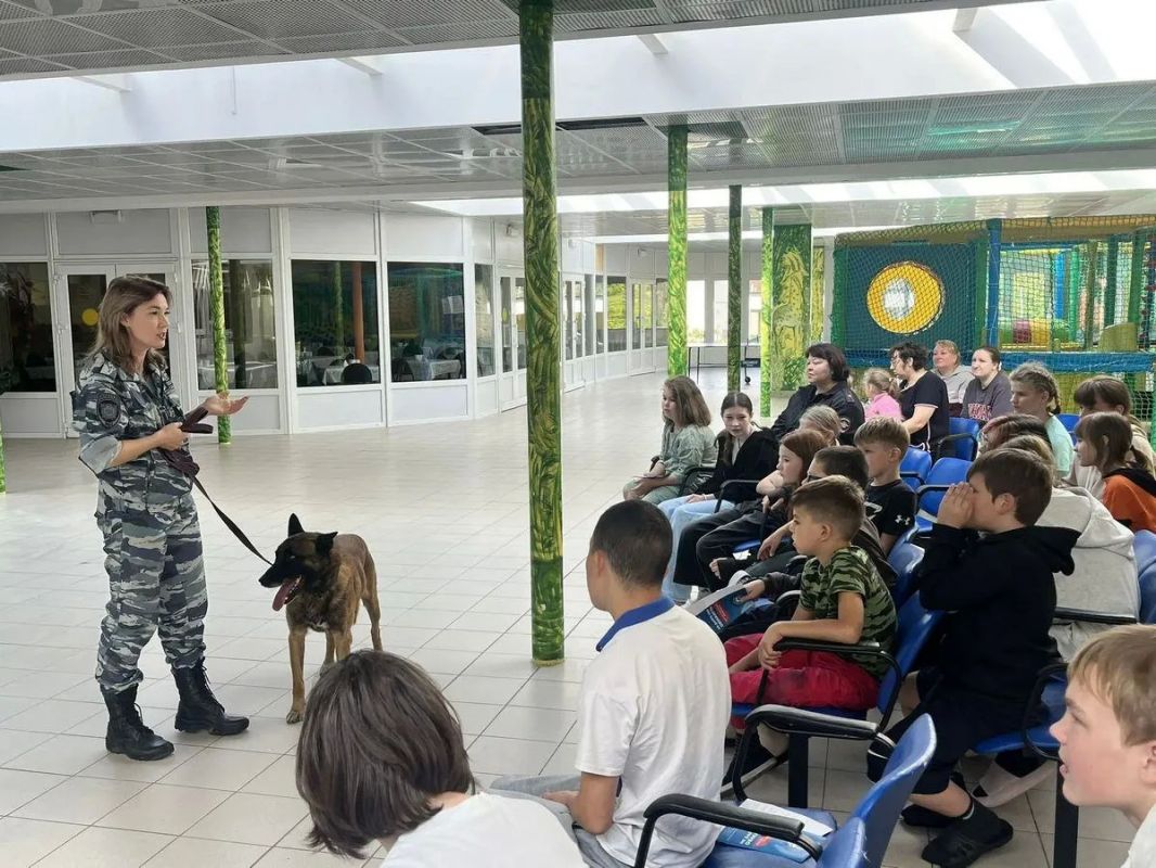 Полицейские организовали для воспитанников центра «Юрьево» день полезных знаний и знакомство со служебными собаками Полицейские организовали для воспитанников центра «Юрьево» день полезных знаний и знакомство со служебными собаками