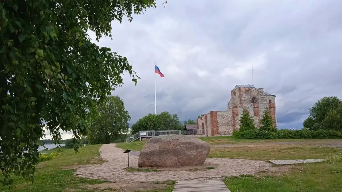 На Рюриковом городище в Великом Новгороде нашли семь углублённых в землю сооружений На Рюриковом городище в Великом Новгороде нашли семь углублённых в землю сооружений