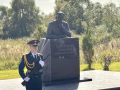 На въезде в Великий Новгород открыли бюст Николаю Антонову