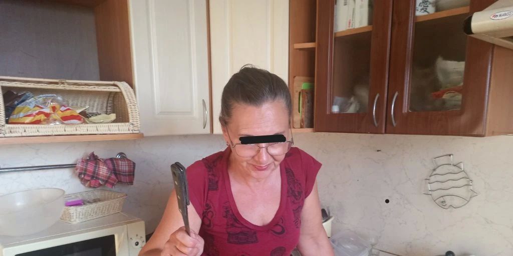 В ходе семейной ссоры женщина на эмоциях схватила нож и метнула в стену, который от нее отрикошетил, и прямо в глаз мужа