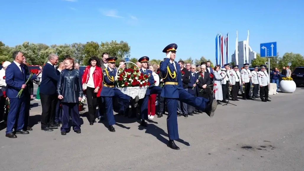 На въезде в Великий Новгород открыли памятник Николаю Антонову На въезде в Великий Новгород открыли памятник Николаю Антонову