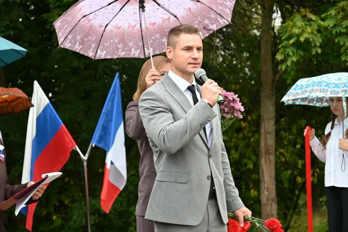В деревне Подберезье Новгородского округа сегодня торжественно открыли мемориал в честь защитников России — от героев Великой Отечественной до бойцов СВО В деревне Подберезье Новгородского округа сегодня торжественно открыли мемориал в честь защитников России — от героев Великой Отечественной до бойцов СВО