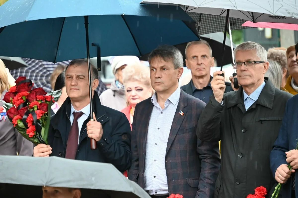 В деревне Подберезье Новгородского округа сегодня торжественно открыли мемориал в честь защитников России — от героев Великой Отечественной до бойцов СВО В деревне Подберезье Новгородского округа сегодня торжественно открыли мемориал в честь защитников России — от героев Великой Отечественной до бойцов СВО