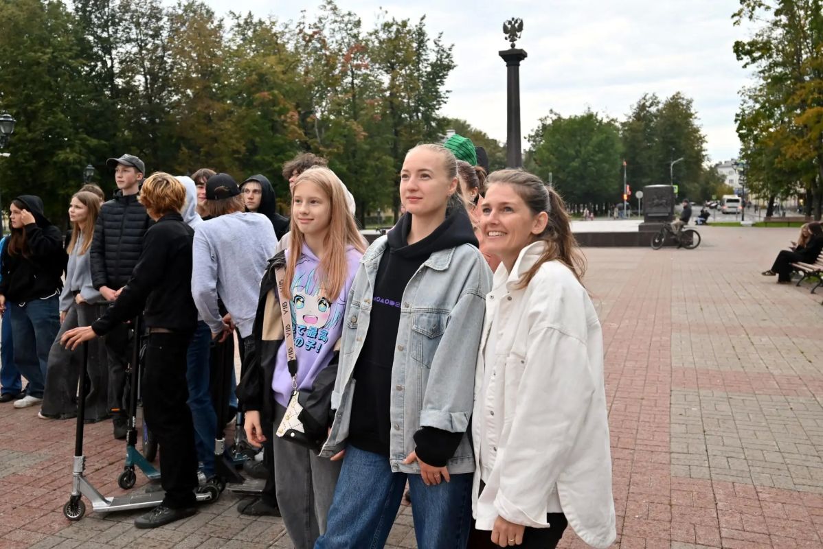 Молодёжь Новгородской области увидела торжественную церемонию открытия Международного фестиваля молодёжи на экране мультимедийного центра Россия Молодёжь Новгородской области увидела торжественную церемонию открытия Международного фестиваля молодёжи на экране мультимедийного центра Россия
