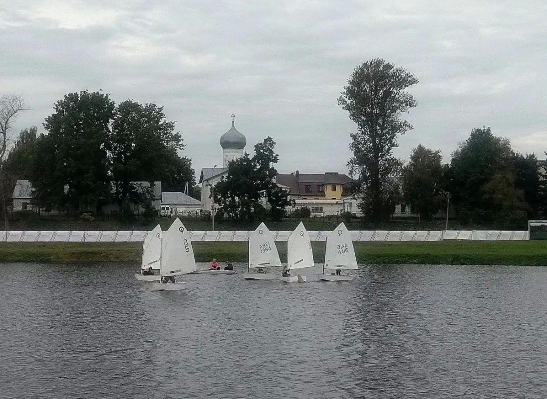 На пруду на Университетской набережной в Великом Новгороде проходит парусная регата ЧВТ На пруду на Университетской набережной в Великом Новгороде проходит парусная регата ЧВТ