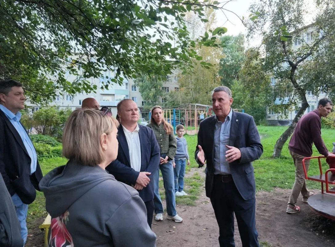 Александр Розбаум: Уважаемые Новгородцы!. . Вчера вечером вместе с координатором социально значимых проектов Валерием Александровичем Вольновым во дворе дома № 2, корпус 3 по улице Заставной встретились с жителями... Александр Розбаум: Уважаемые Новгородцы!. . Вчера вечером вместе с координатором социально значимых проектов Валерием Александровичем Вольновым во дворе дома № 2, корпус 3 по улице Заставной встретились с жителями...