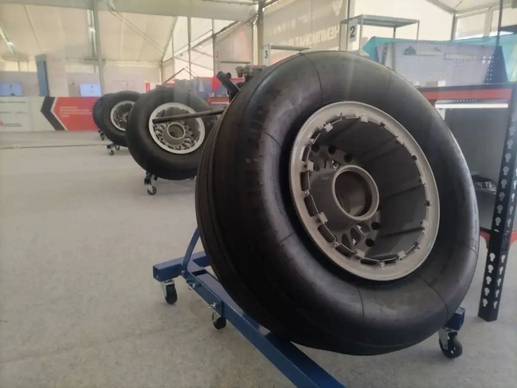 Колёса самолётов Sukhoi Superjet 100 привезли на финал ЧВТ в Великий Новгород Колёса самолётов Sukhoi Superjet 100 привезли на финал ЧВТ в Великий Новгород