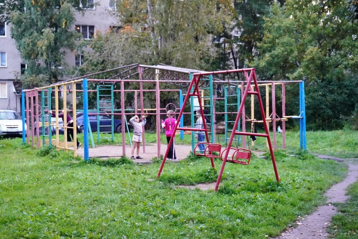 Александр Розбаум: Уважаемые Новгородцы!. . Вчера вечером вместе с координатором социально значимых проектов Валерием Александровичем Вольновым во дворе дома № 2, корпус 3 по улице Заставной встретились с жителями... Александр Розбаум: Уважаемые Новгородцы!. . Вчера вечером вместе с координатором социально значимых проектов Валерием Александровичем Вольновым во дворе дома № 2, корпус 3 по улице Заставной встретились с жителями...