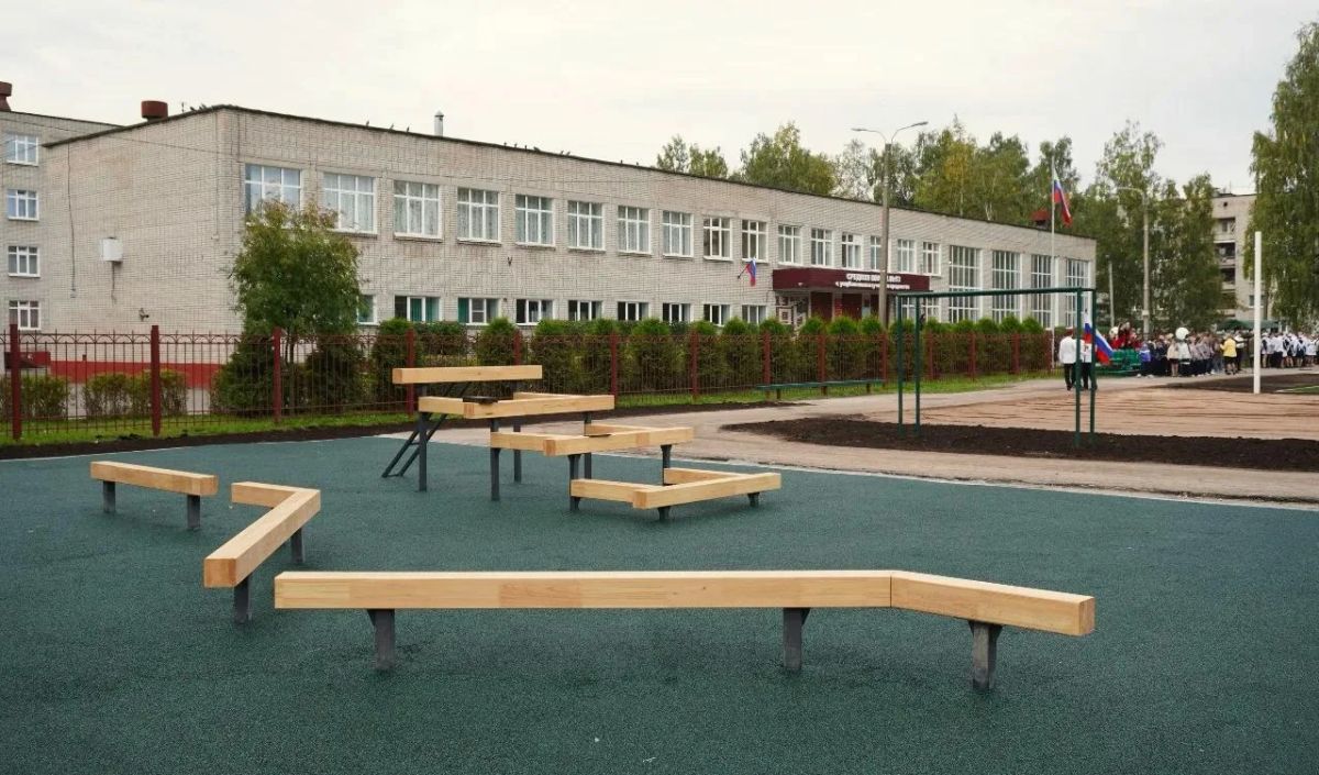 В Великом Новгороде построили новый школьный стадион с тремя спортивными зонами В Великом Новгороде построили новый школьный стадион с тремя спортивными зонами