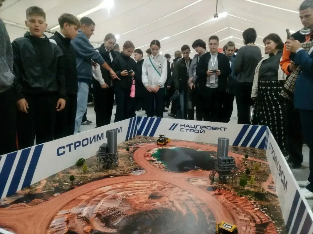 Сотрудник МЧС ради сына «оседлал» беспилотный каток на ЧВТ в Великом Новгороде Сотрудник МЧС ради сына «оседлал» беспилотный каток на ЧВТ в Великом Новгороде