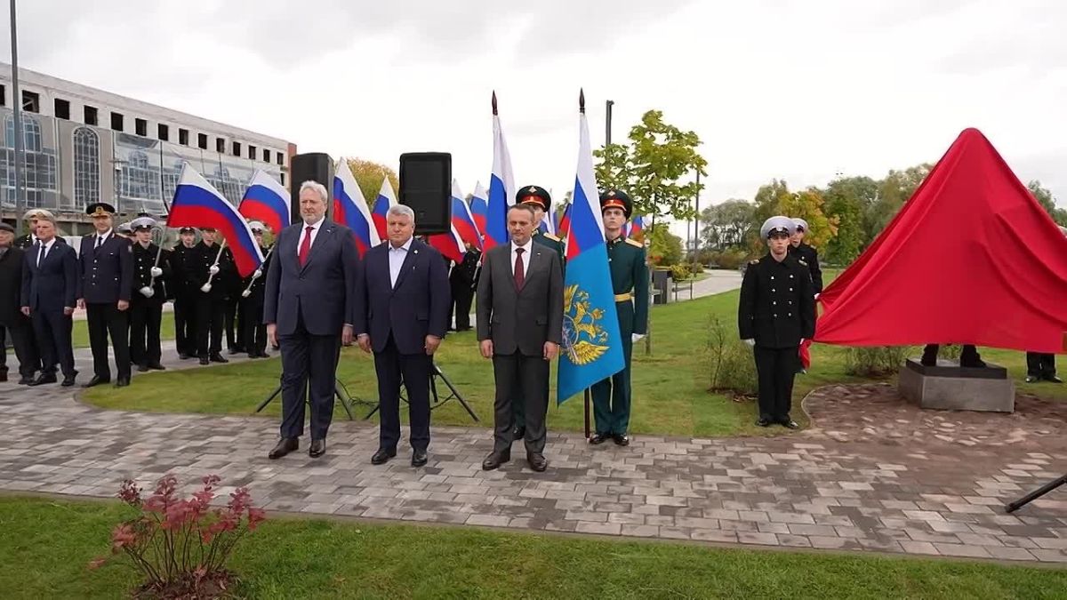 На Софийской набережной в Великом Новгороде появился памятник Якову Сиверсу