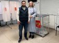 Депутат Думы Великого Новгорода Николай Безверхов пришёл голосовать с супругой