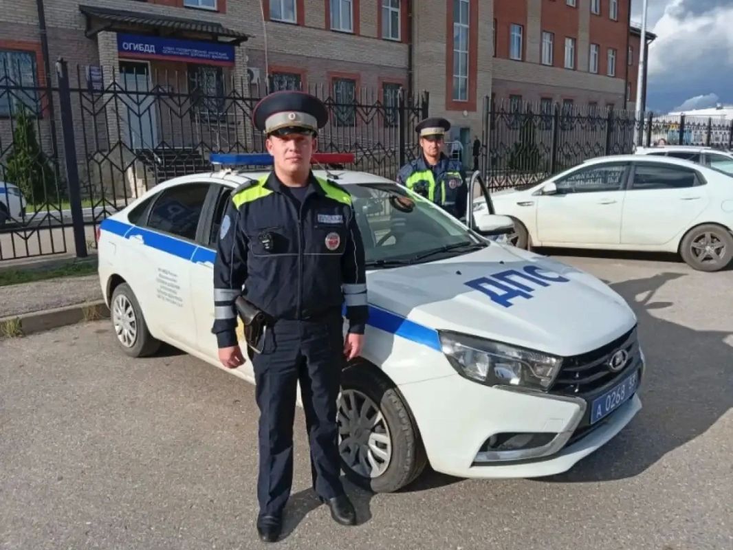Инспекторы ДПС помогли убрать с проезда в Боровичах сломанные «Жигули»