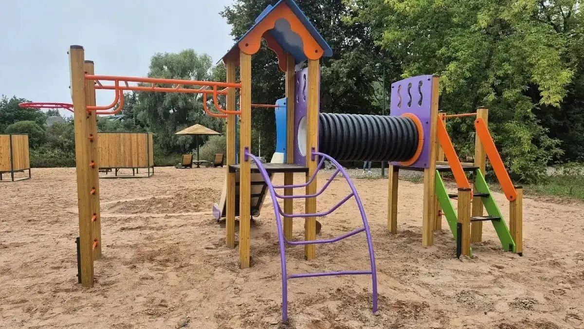 В Старой Руссе завершили благоустройство зоны отдыха в микрорайоне «Городок» В Старой Руссе завершили благоустройство зоны отдыха в микрорайоне «Городок»