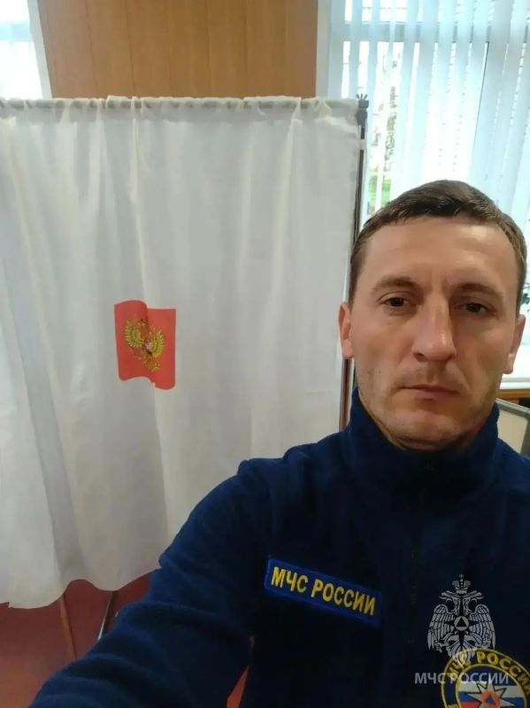 Сотрудники МЧС России продолжают обеспечивать безопасность на избирательных участках Сотрудники МЧС России продолжают обеспечивать безопасность на избирательных участках