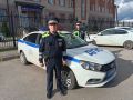 Инспекторы ДПС помогли убрать с проезда в Боровичах сломанные «Жигули»