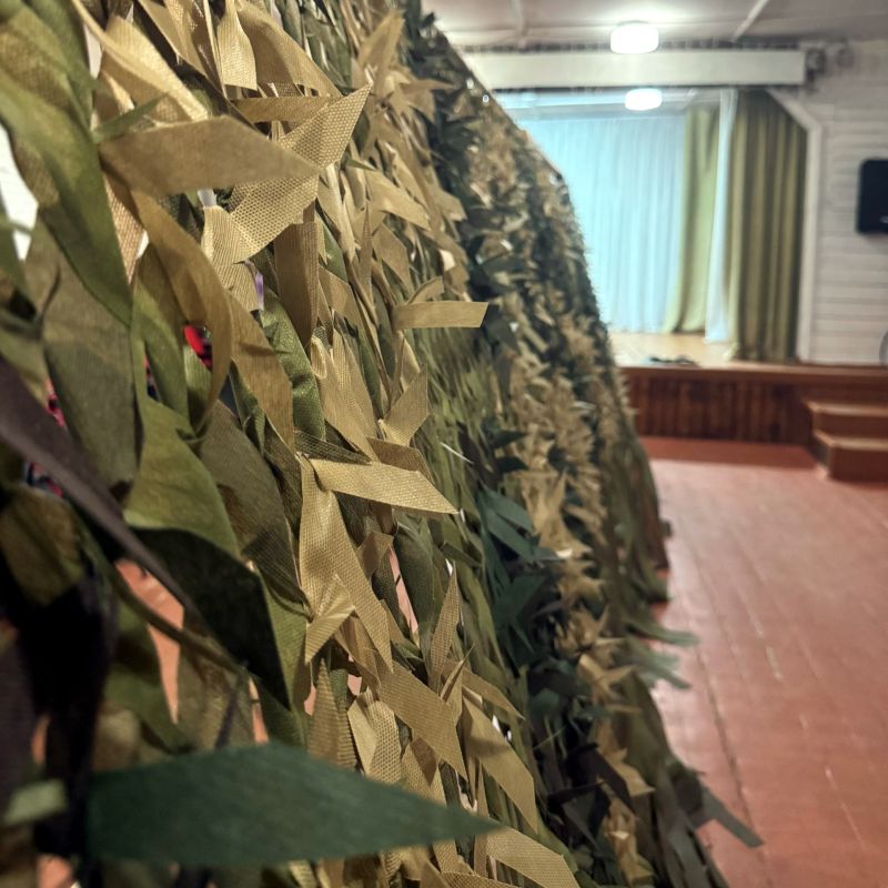 В Новгородской области волонтёры продолжают плести маскировочные сети для военнослужащих В Новгородской области волонтёры продолжают плести маскировочные сети для военнослужащих