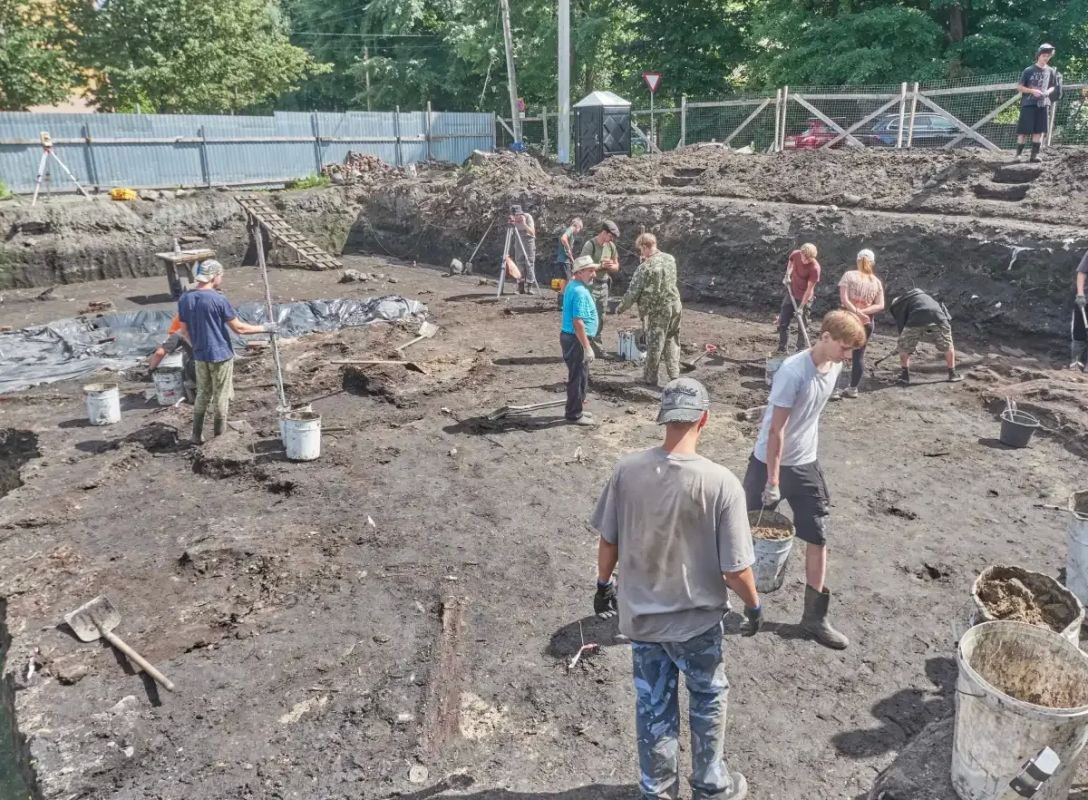 В древнем некрополе в Старой Руссе нашли 14 погребений в обёрнутых берестой гробовищах В древнем некрополе в Старой Руссе нашли 14 погребений в обёрнутых берестой гробовищах