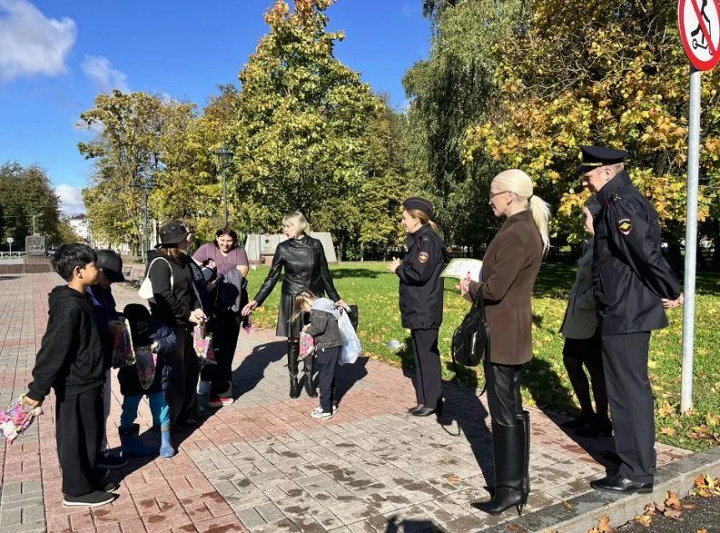 Новгородские полицейские и общественница напомнили детям о правилах безопасности и организовали для них поход в кино Новгородские полицейские и общественница напомнили детям о правилах безопасности и организовали для них поход в кино