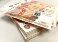 Новгородка сбросила с балкона пакет с деньгами 18-летнему мошеннику из Окуловки