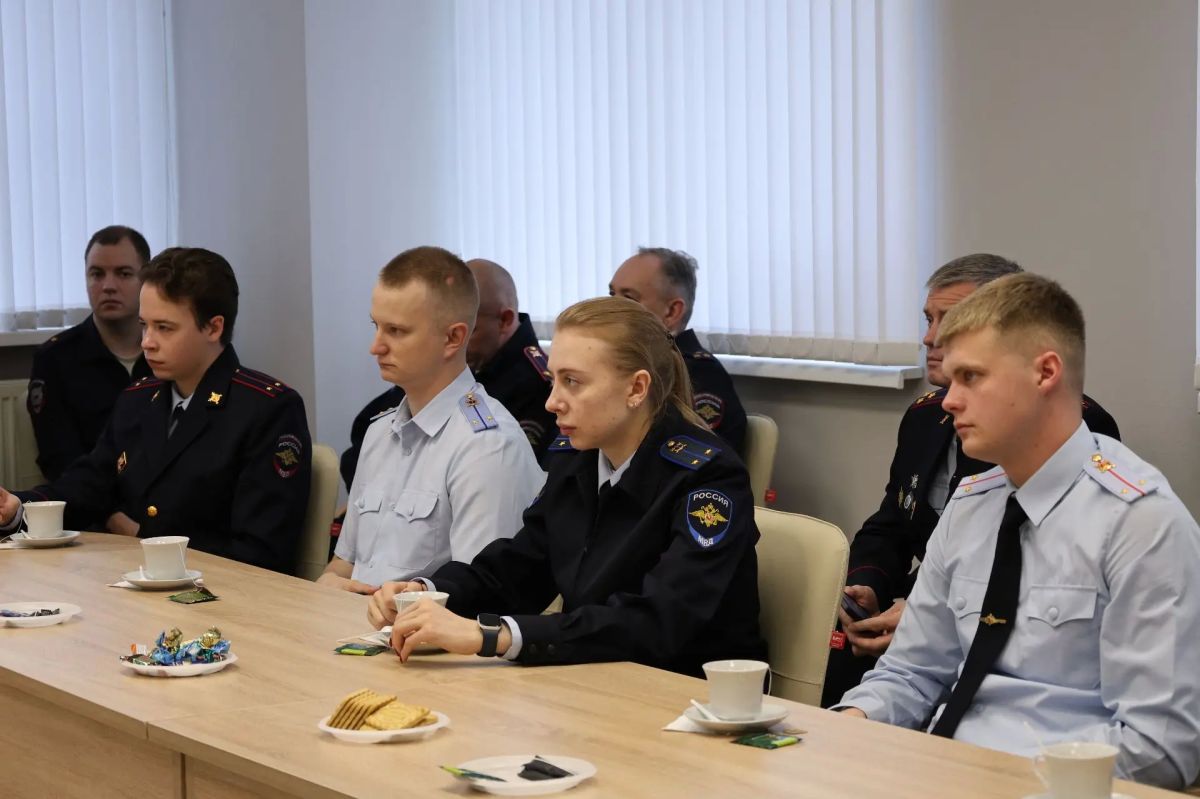 Руководители УМВД России по Новгородской области обсудили с молодыми офицерами вопросы службы и социальных гарантий Руководители УМВД России по Новгородской области обсудили с молодыми офицерами вопросы службы и социальных гарантий