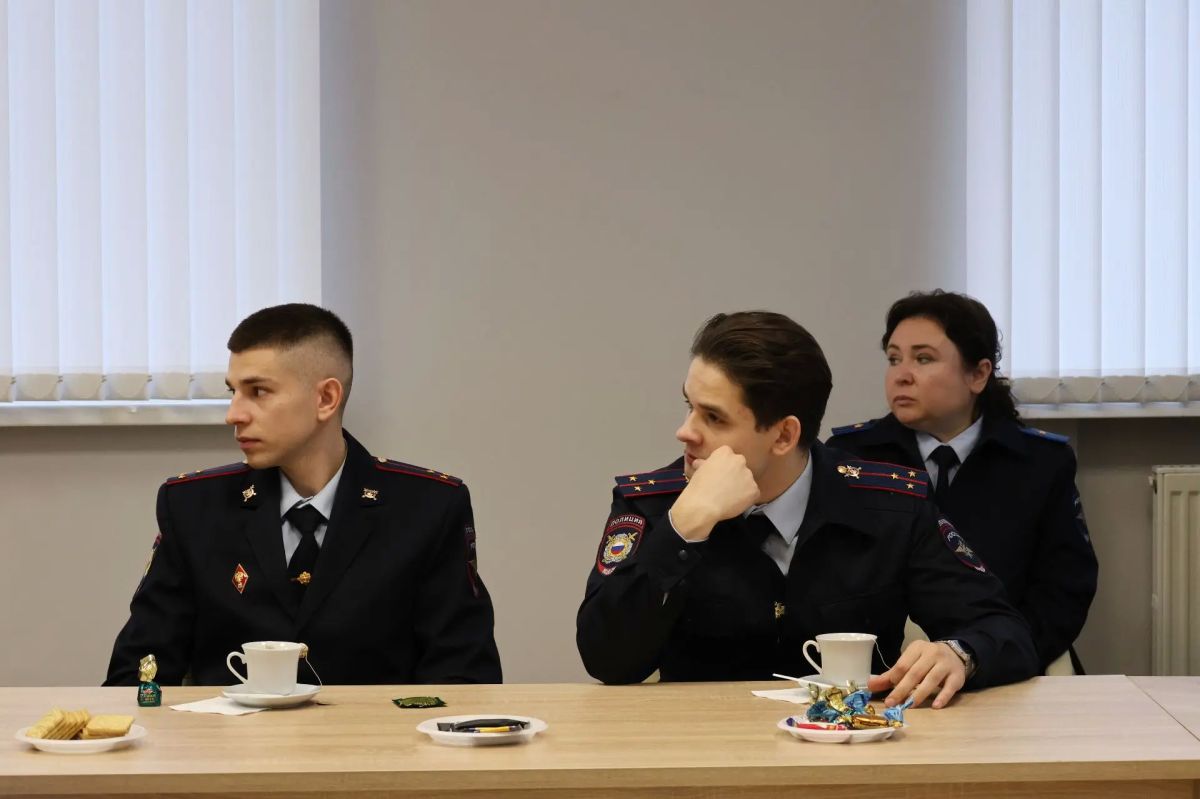 Руководители УМВД России по Новгородской области обсудили с молодыми офицерами вопросы службы и социальных гарантий Руководители УМВД России по Новгородской области обсудили с молодыми офицерами вопросы службы и социальных гарантий