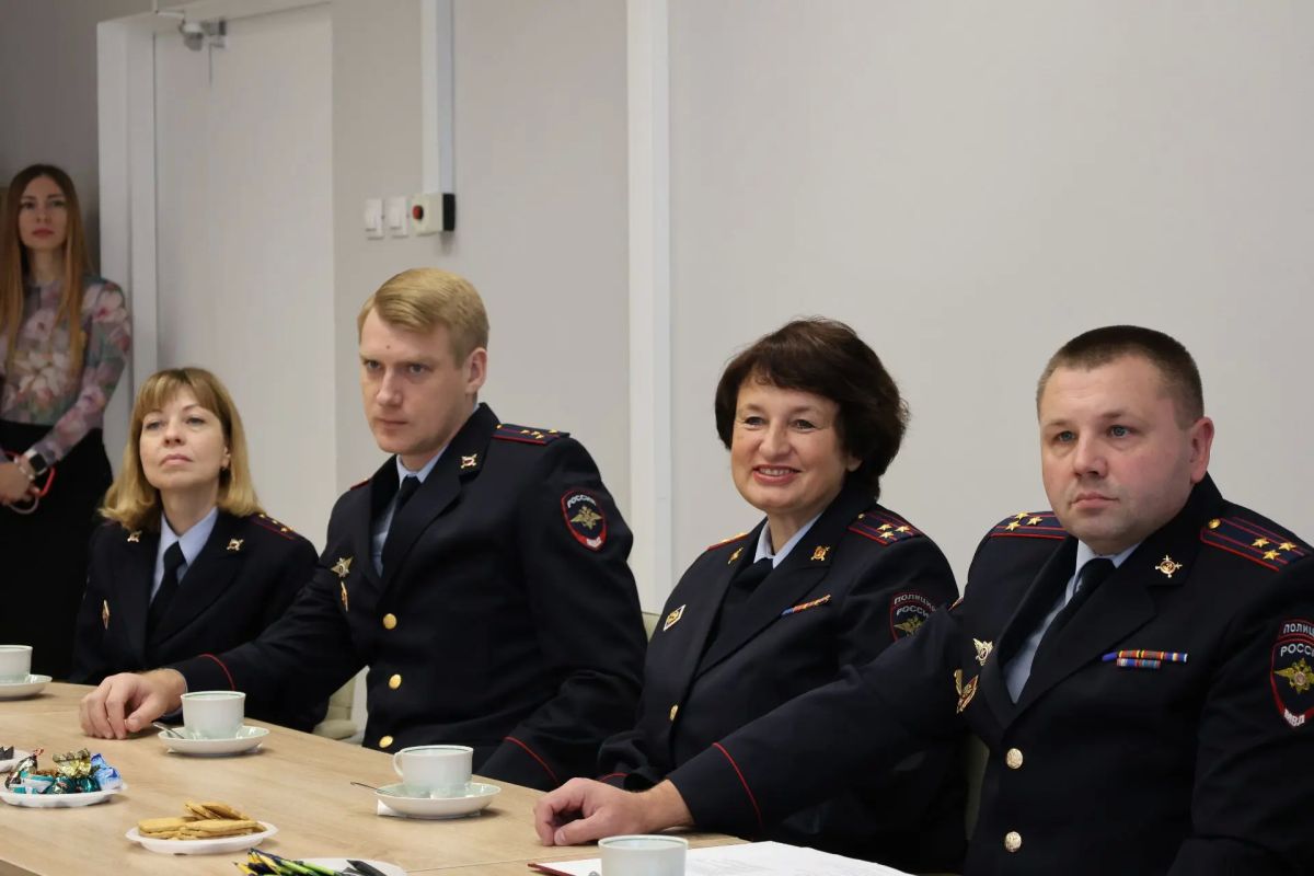 Руководители УМВД России по Новгородской области обсудили с молодыми офицерами вопросы службы и социальных гарантий Руководители УМВД России по Новгородской области обсудили с молодыми офицерами вопросы службы и социальных гарантий