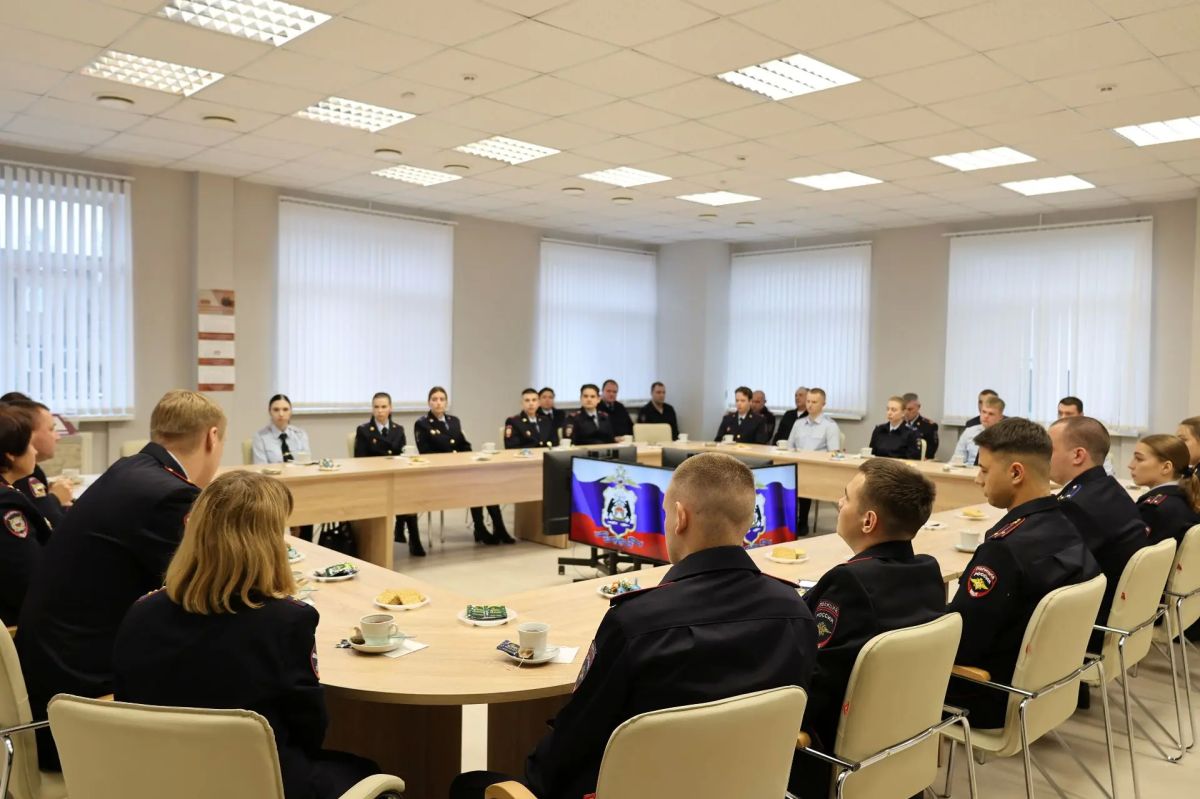 Руководители УМВД России по Новгородской области обсудили с молодыми офицерами вопросы службы и социальных гарантий Руководители УМВД России по Новгородской области обсудили с молодыми офицерами вопросы службы и социальных гарантий