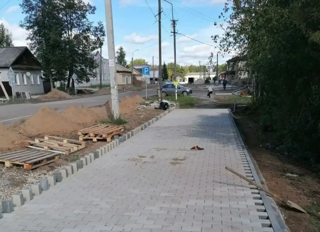 На улице Советской в Хвойной укладывают тротуарную плитку и монтируют дренаж На улице Советской в Хвойной укладывают тротуарную плитку и монтируют дренаж