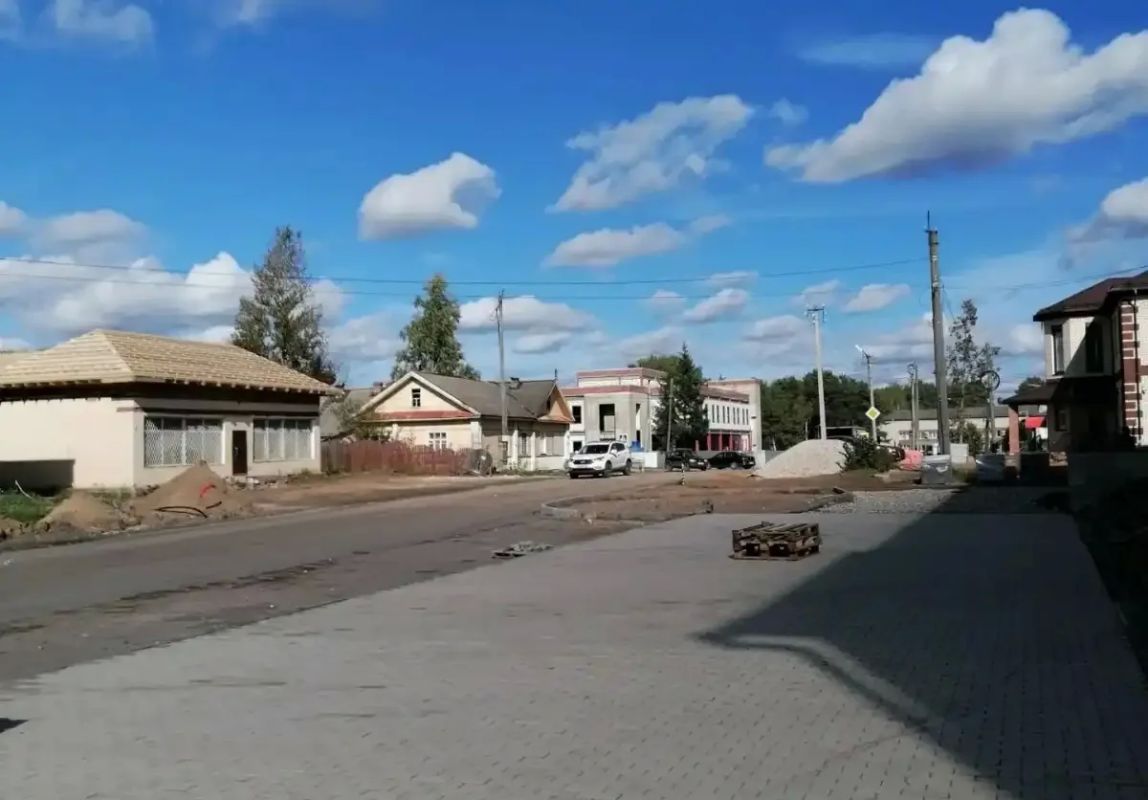 На улице Советской в Хвойной укладывают тротуарную плитку и монтируют дренаж На улице Советской в Хвойной укладывают тротуарную плитку и монтируют дренаж