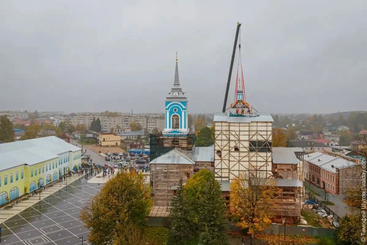 В Валдае на церкви Введения во храм Пресвятой Богородицы установили крест В Валдае на церкви Введения во храм Пресвятой Богородицы установили крест