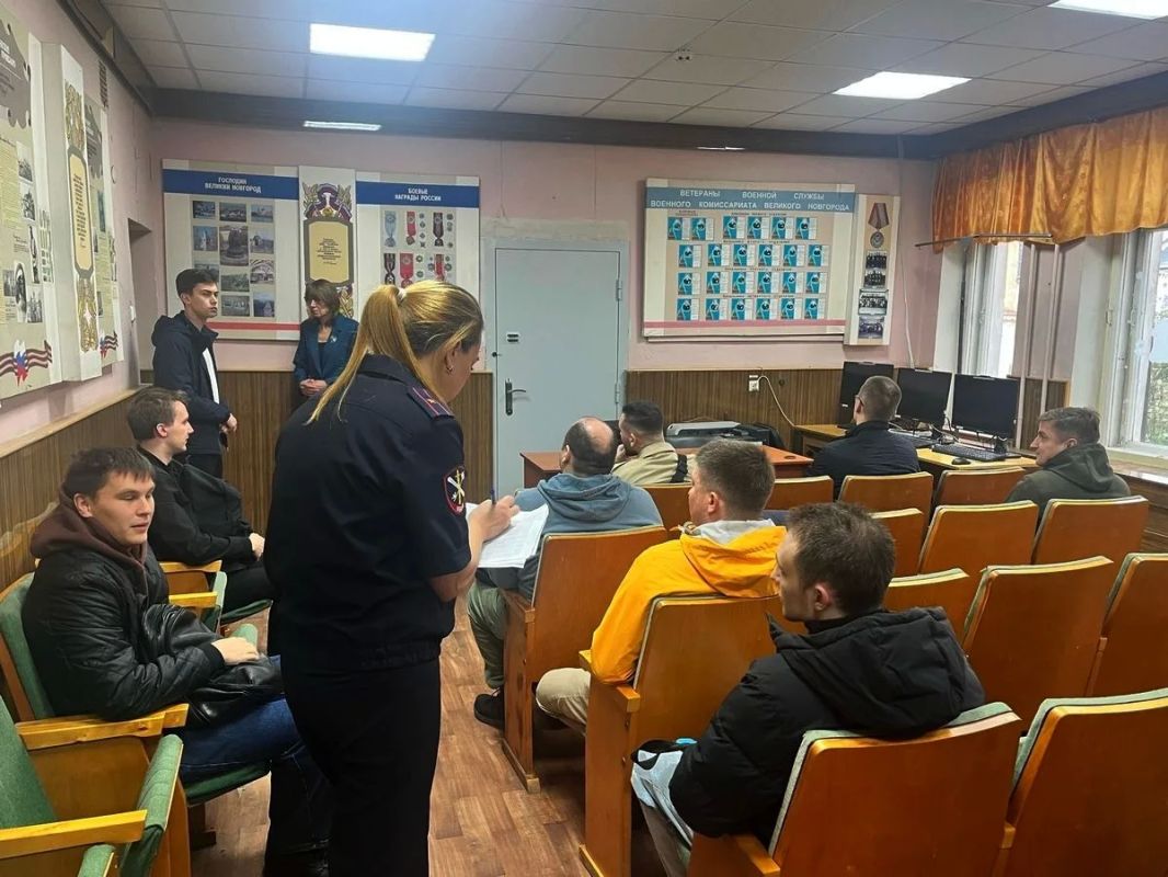 В Великом Новгороде с призывниками обсудили перспективы службы в полиции В Великом Новгороде с призывниками обсудили перспективы службы в полиции