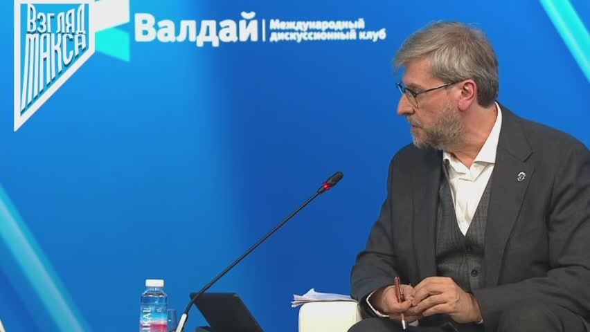 Президент России Владимир Путин выступает на пленарной сессии XXII Ежегодного заседания Международного дискуссионного клуба «Валдай»