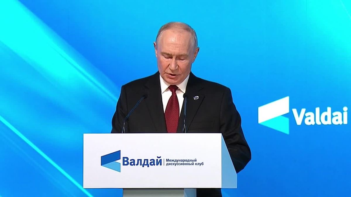 Путин выступает на пленарной сессии XXIII ежегодного заседания Международного дискуссионного клуба «Валдай»