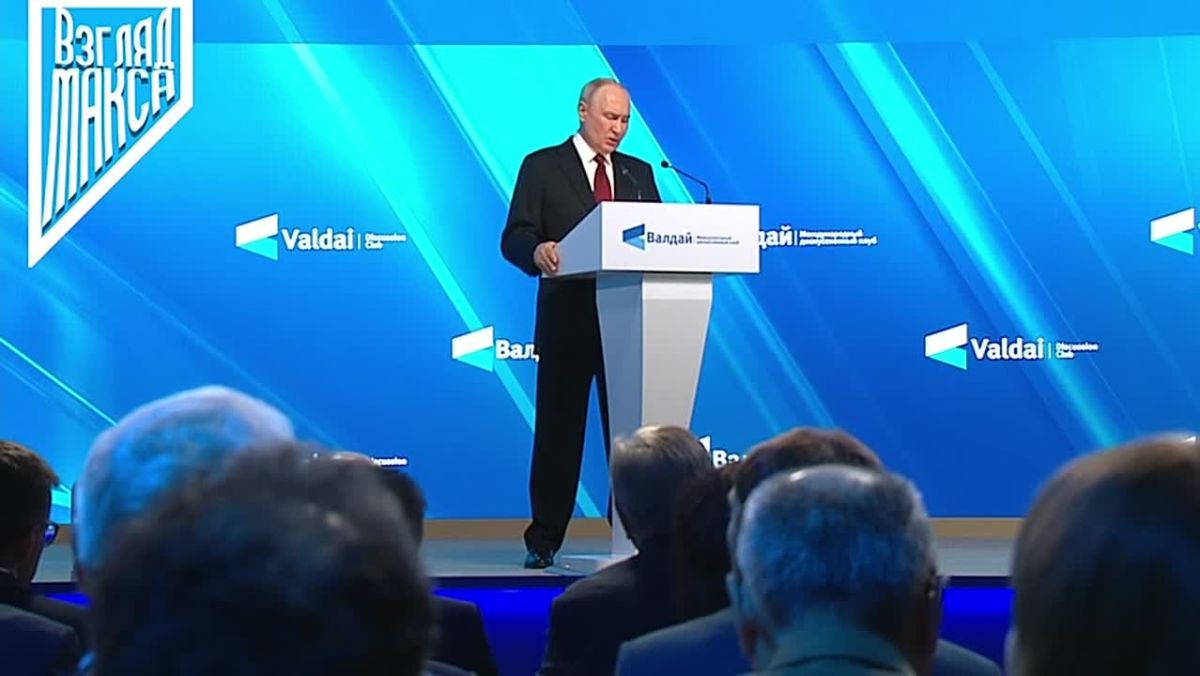 Президент России Владимир Путин выступает на пленарной сессии XXII Ежегодного заседания Международного дискуссионного клуба «Валдай»