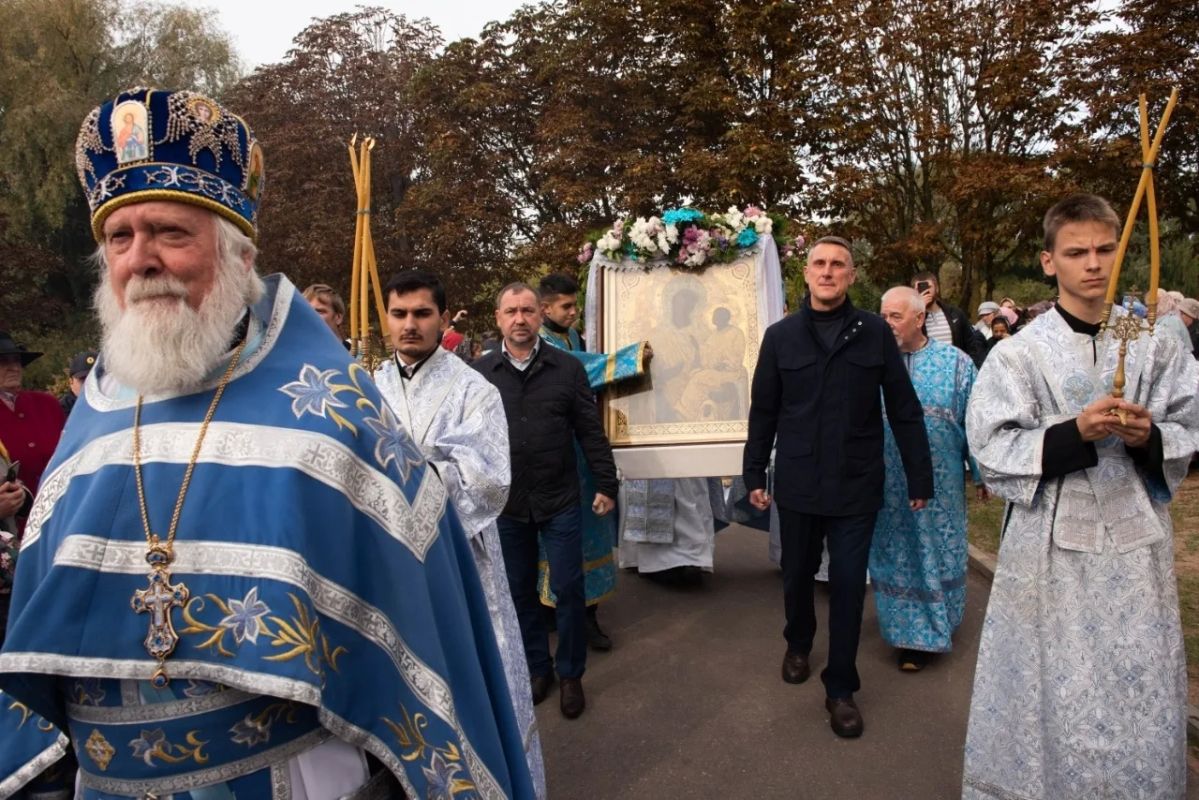 Александр Розбаум: Дорогие Земляки!. Сегодня большой и светлый праздник — день Старорусской иконы Божьей Матери! Икона Божией Матери «Старорусская» — одна из знаменитых богородичных икон, почитаемых всей Русской Православной... Александр Розбаум: Дорогие Земляки!. Сегодня большой и светлый праздник — день Старорусской иконы Божьей Матери! Икона Божией Матери «Старорусская» — одна из знаменитых богородичных икон, почитаемых всей Русской Православной...