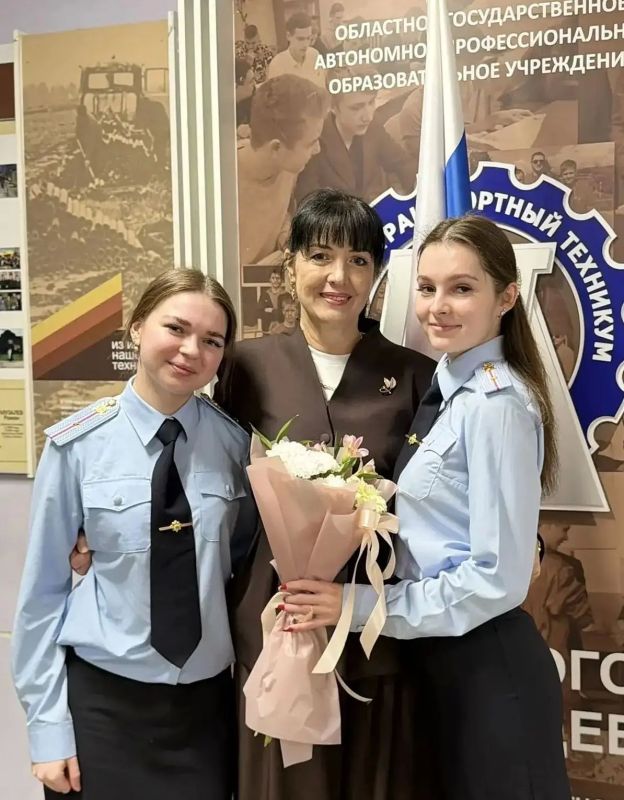 Сотрудницы межмуниципального отдела МВД России «Новгородский» также присоединились к акции и поздравили своего преподавателя математики: