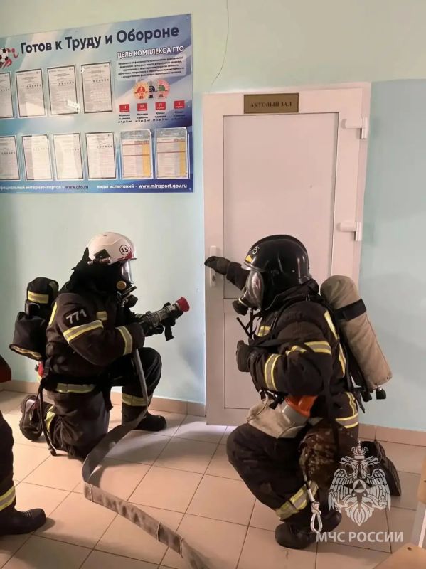 Пожарно-тактическое занятие прошло на здании средней школы в поселке Крестцы Пожарно-тактическое занятие прошло на здании средней школы в поселке Крестцы