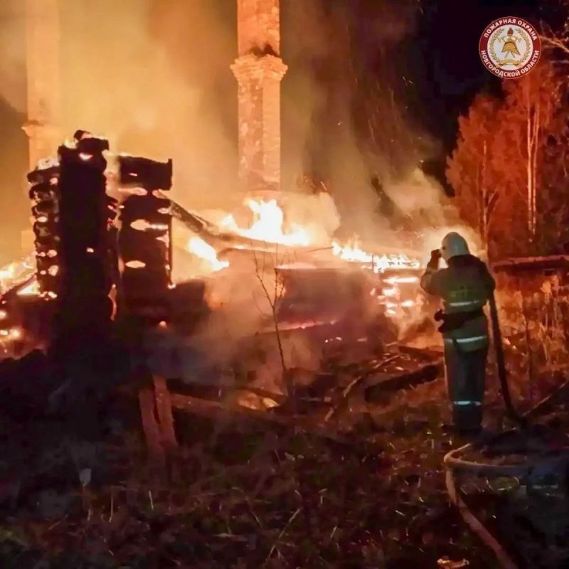 В поселке Пролетарий Новгородского округа сгорел нежилой дом