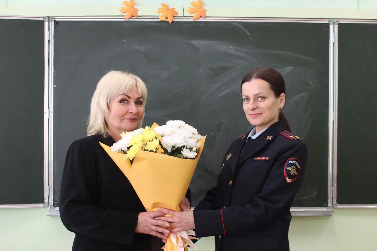 Участие во флешмобе приняла и сотрудница УМВД России по городу Великий Новгород, поблагодарив своего школьного учителя русского языка и литературы: