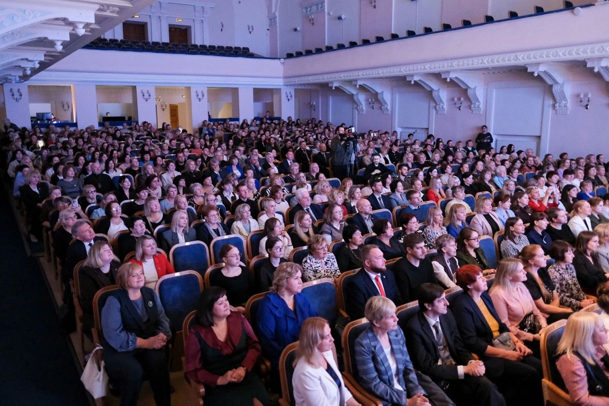 На сцене новгородской филармонии сегодня чествуют педагогов На сцене новгородской филармонии сегодня чествуют педагогов
