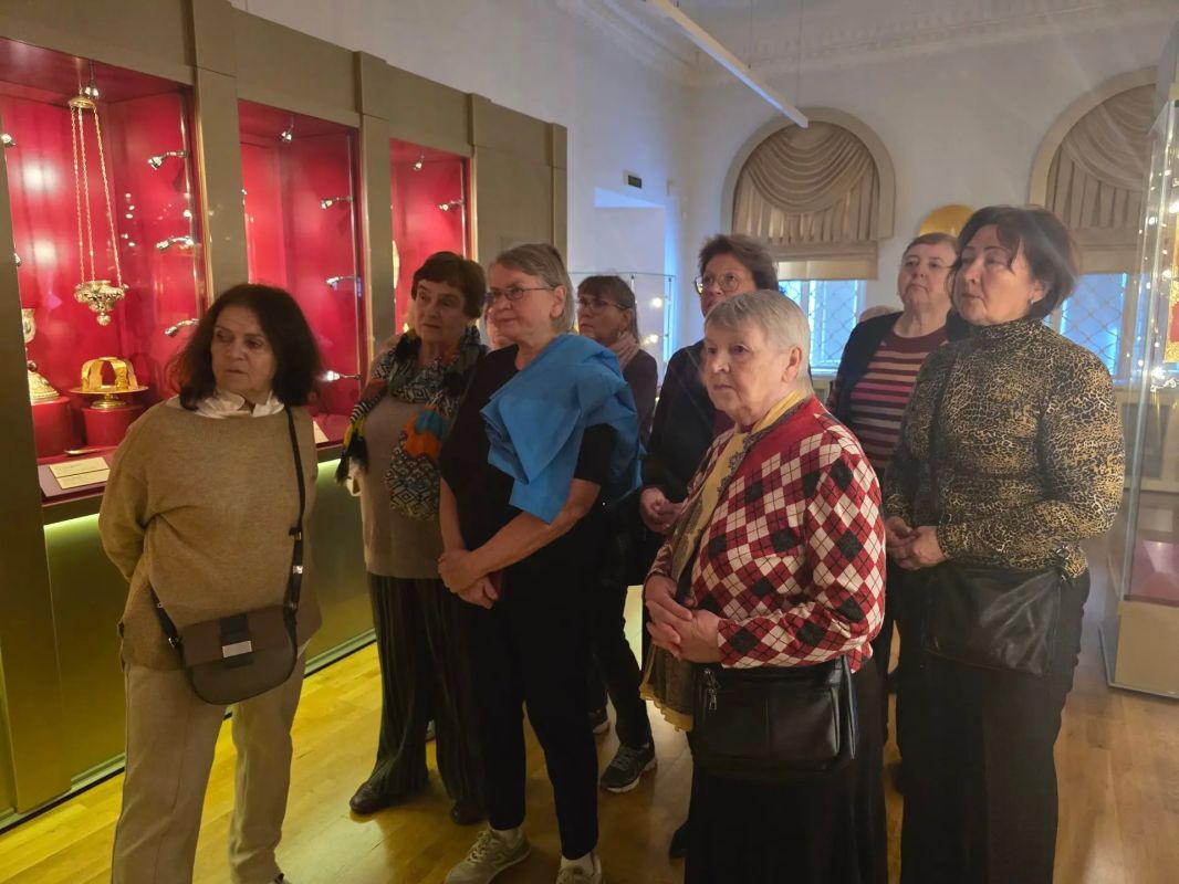 Новгородцев серебряного возраста познакомили с историей Грановитой палаты