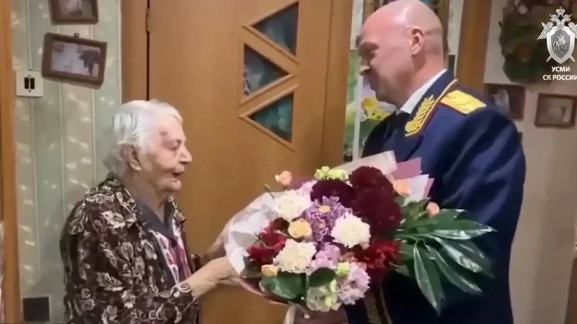 Более 60 лет проработала учителем 100-летняя жительница Боровичей Елена Антонова