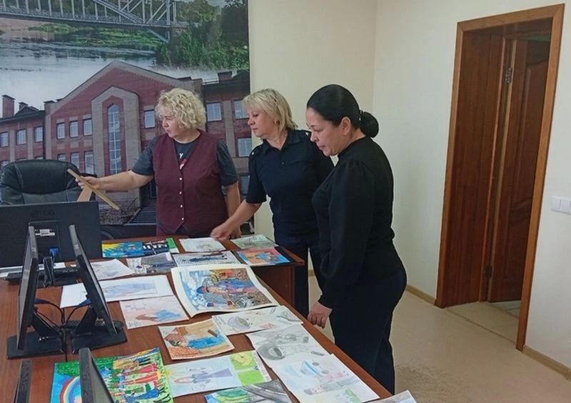 В Боровичах полицейские подвели итоги конкурса детского рисунка «Мои родители работают в полиции»