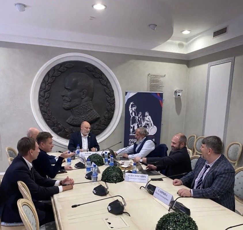 Владимир Рогов: О чём сказал Президент. В стенах ОП РФ вместе с коллегами провели глубокий анализ выступления нашего Президента Владимира Владимировича Путина на пленарной сессии XXIII заседания международного дискуссионного... Владимир Рогов: О чём сказал Президент. В стенах ОП РФ вместе с коллегами провели глубокий анализ выступления нашего Президента Владимира Владимировича Путина на пленарной сессии XXIII заседания международного дискуссионного...