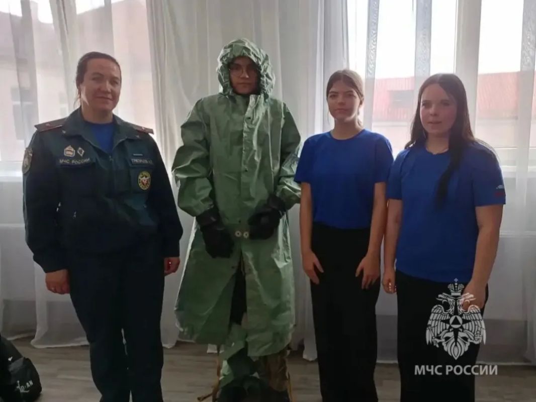 Уроки от спасателей. В рамках Дня гражданской обороны в образовательных учреждениях Новгородской области прошли уроки безопасности Уроки от спасателей. В рамках Дня гражданской обороны в образовательных учреждениях Новгородской области прошли уроки безопасности