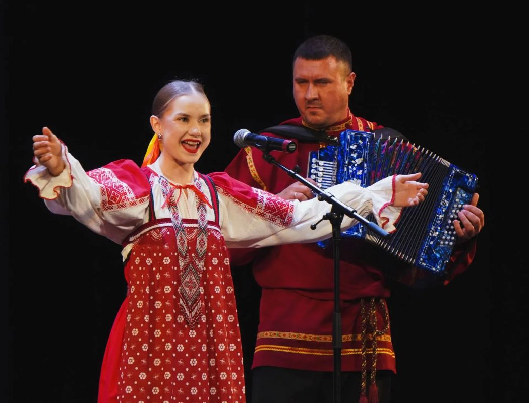 Александр Розбаум: Уважаемые Новгородцы!. Сегодня в концертном зале Новгородской областной филармонии им. А.С. Аренского прошёл гала-концерт VII Международного фестиваля-конкурса национальных культур и фольклора «Все народы... Александр Розбаум: Уважаемые Новгородцы!. Сегодня в концертном зале Новгородской областной филармонии им. А.С. Аренского прошёл гала-концерт VII Международного фестиваля-конкурса национальных культур и фольклора «Все народы...