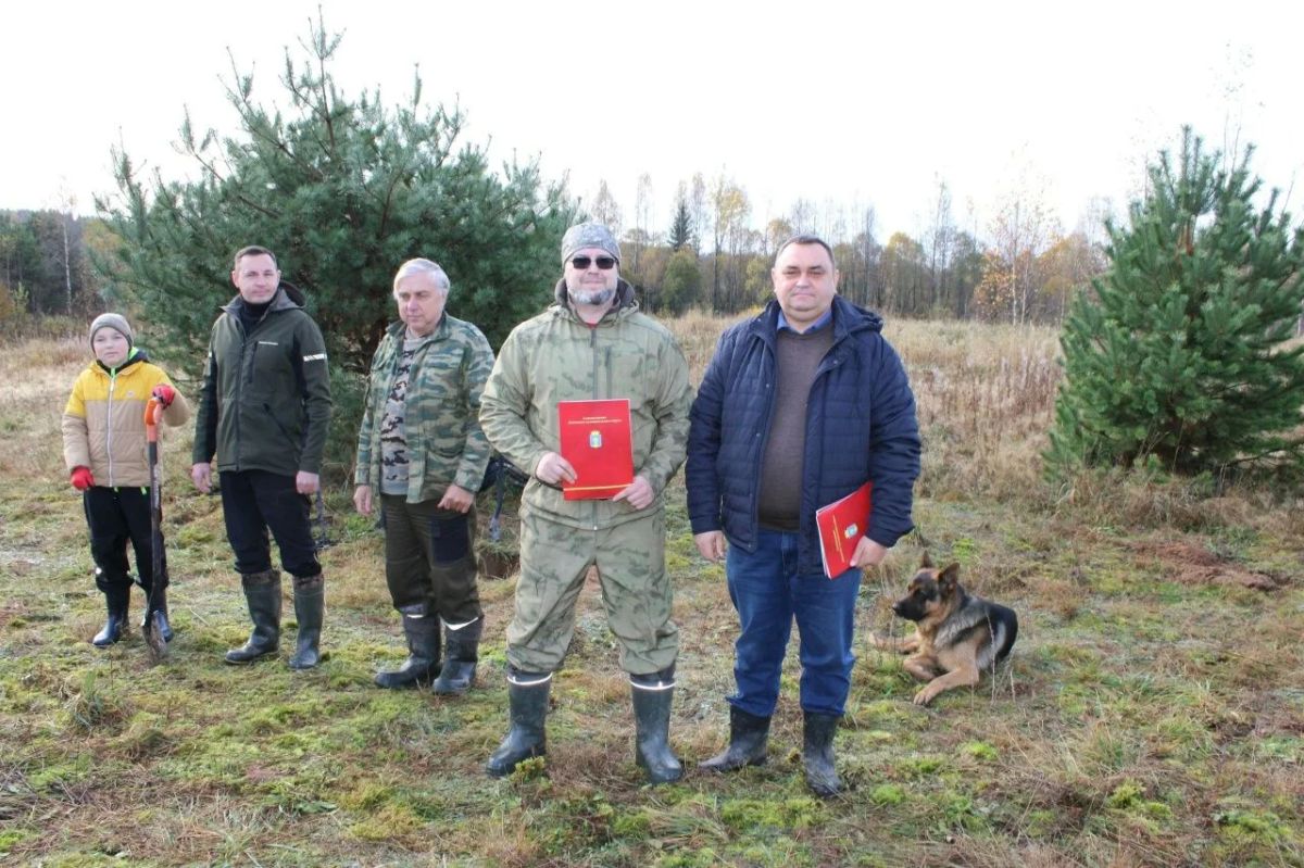 Министр образования Новгородской области Дмитрий Яковлев вместе с школьниками и педагогами участником урока мужества в рамках Вахты памяти на месте проведения поисковых экспедиций в деревне Медянки Демянского округа Министр образования Новгородской области Дмитрий Яковлев вместе с школьниками и педагогами участником урока мужества в рамках Вахты памяти на месте проведения поисковых экспедиций в деревне Медянки Демянского округа